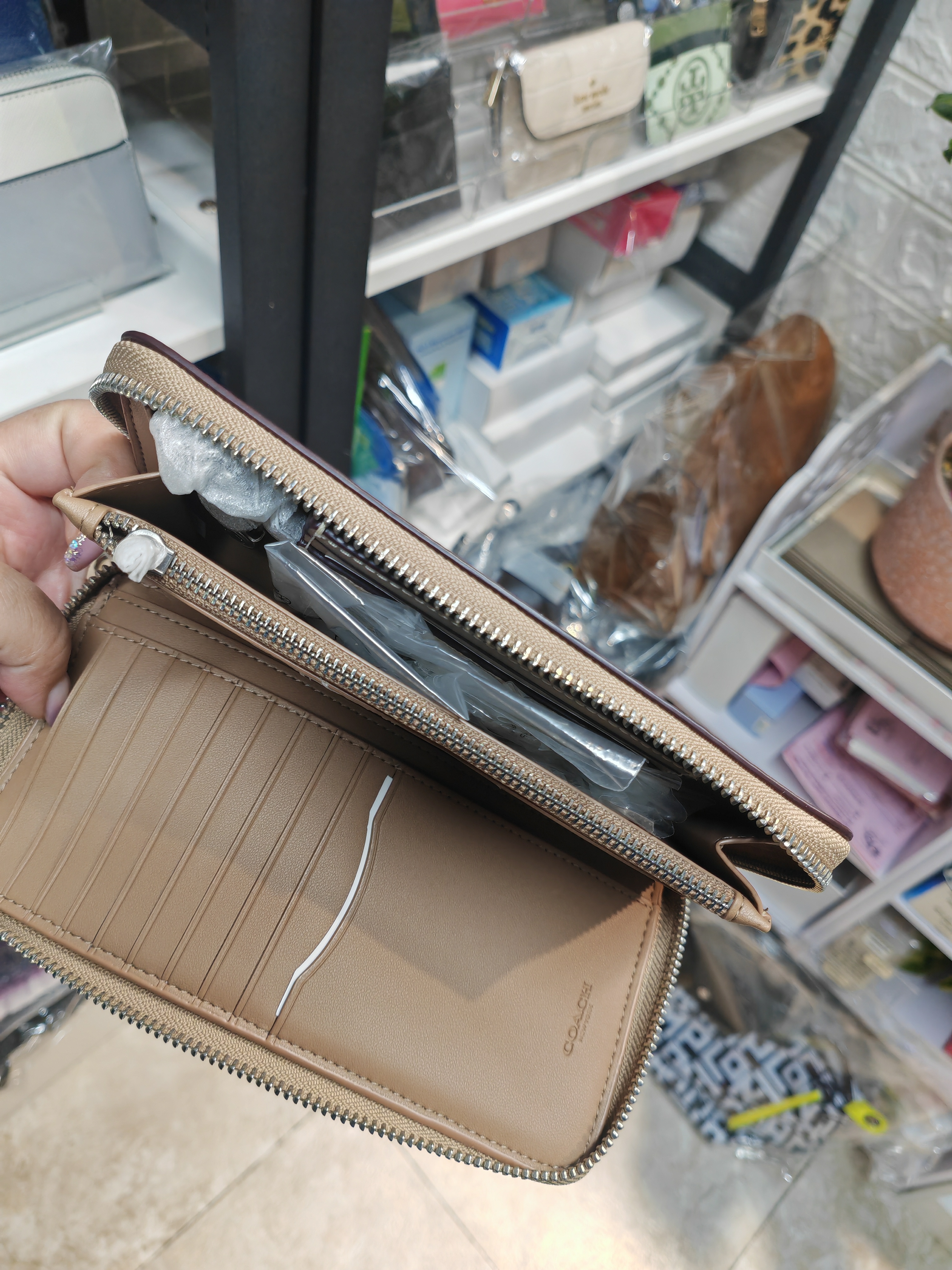 香港現貨-Coach long zip wallet 