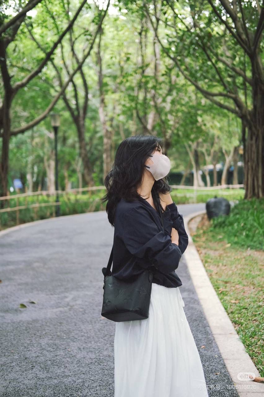 LV新出的All in BB👜✨ 真的爱！小小一只，却超能装，日常出门的东西都能塞下。老花配色简约又百搭，背法很多~手提，腋下，单肩，斜挎，随心搭！瞬间跳进包里变身千金 今天这款是全皮压纹款，别看包小小，但它自身的功能真的非常吸引人！首先包包自身本来就有4种的形态随你变换，蝴蝶结 你想放在哪儿都能给你设计明白 allin就是容量足够大，出门旅行你想拿什么都能给你装好，加上还有一个永不分离的子包，真的爱了爱了😍 尺寸：17*12*19开口处24