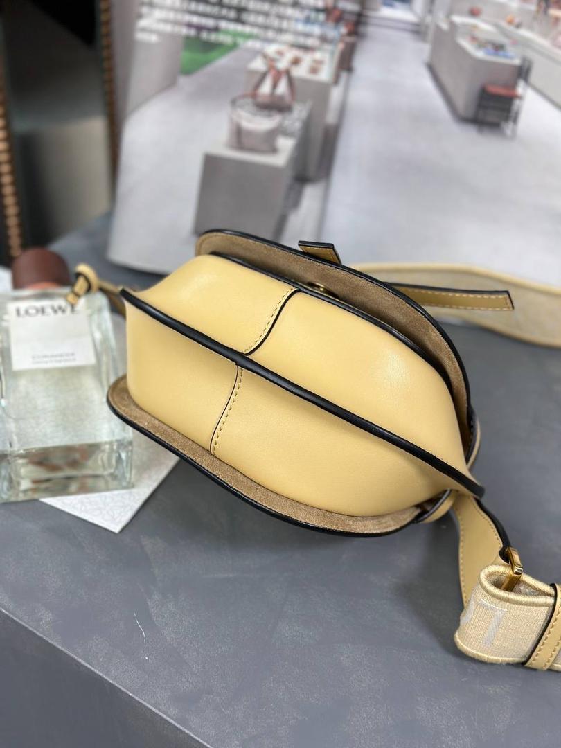 *𝘔𝘪𝘯𝘪 𝘎𝘢𝘵𝘦 𝘋𝘶𝘢𝘭 马鞍手袋 ✨上新 new in✨ 尺寸:15*12.5*9cm（中部最宽处21cm） 编码:522127 颜色: 织带/黄油色 将原本的细肩带更换成存在感更强的帆布宽肩带，点缀logo印花，休闲率性感满满！ 包身采用非常柔韧光滑小牛皮，内里麂皮，内置两个卡槽，Puls🉑️无忧。 经典造型手袋，换上了新肩带，估计又有不少包控要失去抵抗力啦👏🏻