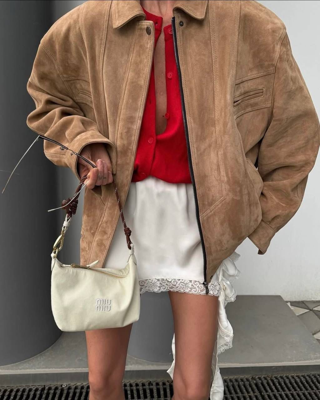 销量王🔥 𝐌𝐢𝐮𝐌𝐢𝐮饭盒包 米白色 啊啊啊，好喜欢这个彩色的碰撞！ 帆布面料搭配撞色小彩绳直接封神了！！ 每个配色，简直就是锦上添花 不敢想象这个夏天背这只有多好看！ 容量就不用说了 很好装 还很耐磨 性价比也特别的高～ 时髦精必入这只好吗 绝对日常出门回头率超高的一只 抓紧冲吖！！！ 18.5×14×10cm #F0006m