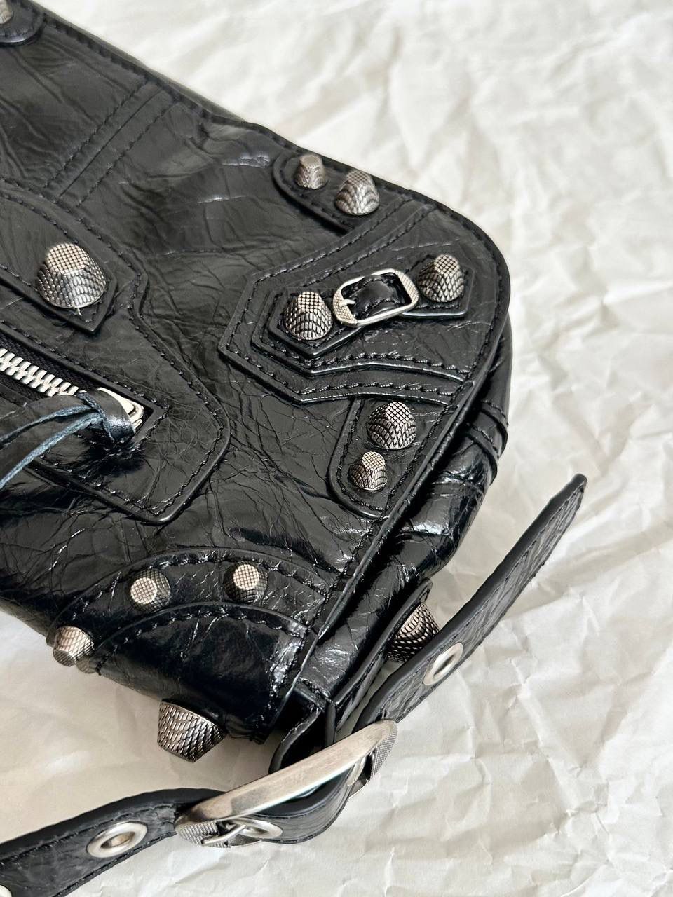 ba1enciaga le cagole机车翻盖包👜❤️‍🩹 现在的男生打扮得越来越年轻时髦 这种时髦的男包简直像珍宝一样难得 他们家真的太懂现在的潮男潮女的需求了 这只翻盖的感觉更特别！ 而且用起来更方便，打开盖子就行 包身上吊着的卡包和耳机包 砖柜单独买一个都要k➕！！ 省大钱了！ 咱家的油蜡皮爆裂感老客都知道的 纹路必须狠狠的"裂"开来 那种平滑的便宜的不对版皮请靠边～ ZP开发⚠️所有细节一致 24×14×5cm719082m