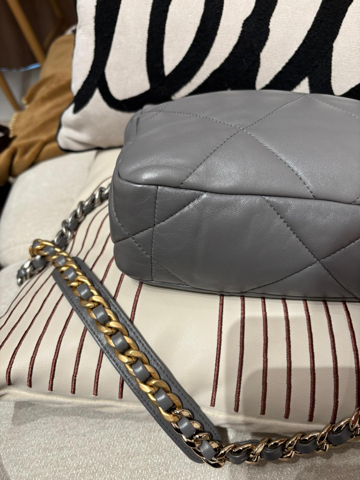Chanel 19 Small Grey Calfskin 100%Authentic, 95%New ✅晶片✅Dust bag ✅Box 