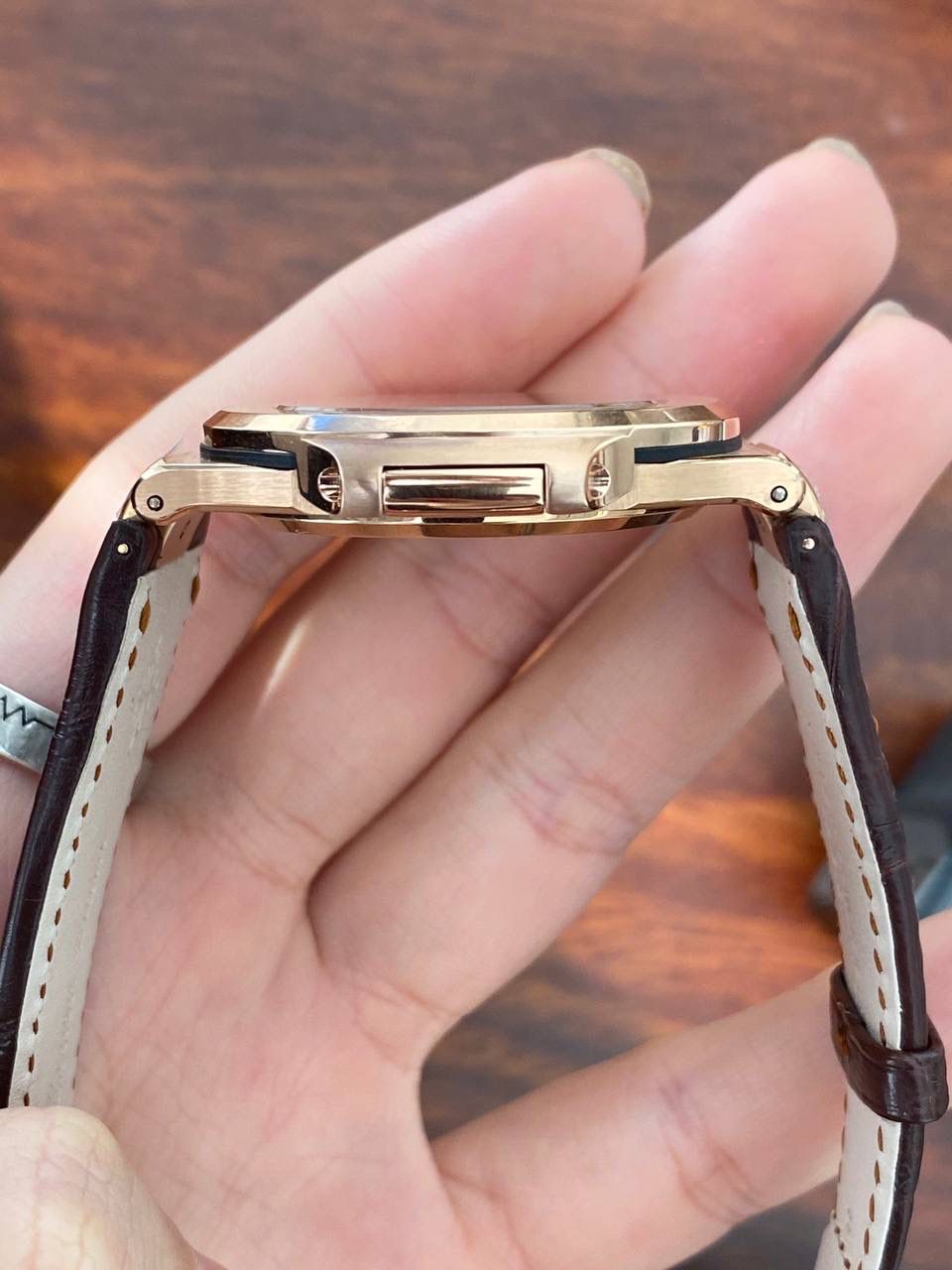 鹦鹉螺市场独家专用机芯，升级无噪音刻字版原版机芯🔥🔥 详细升级解读: 1.升级机芯全部精雕刻字，清晰不磨损，纹理做到极致。 2.升级自动陀片，采用瑞士超精密轴承，业界史无前例的安装陀片工艺。做到百分百降噪音。 3.原版机芯，无假夹版，无假摆轮，无假红宝石。WY-3k厂完整的复刻出3.3毫米的绝版高品质324SC机芯. 4..升级表盘刻度夜光超亮，而且整体做到和谐一致同步亮度。 5.鹦鹉螺经典蓝盘，目前改进与正品一致的颜色，秒杀其他工厂的表盘细节和做工。 6.日历窗口每一只手表做了水平正位，不出现偏斜遮挡。 7.把头调节档位顺畅度的多次调试，调试到最佳状态。使得升级版手雷调校时间和上链的手感畅顺 8.升级了整个手表厚度8.3毫米，完美实现全网最薄机械表，等同原装厚度。佩戴起来舒适无比。 9.重点强调324Sc机芯顺时针调日历，也就是由上往下调日历。注意辨析和正品一致。 10.调节时间的时候，拉表冠二挡。大秒针是不停止的。和正品也是一致。