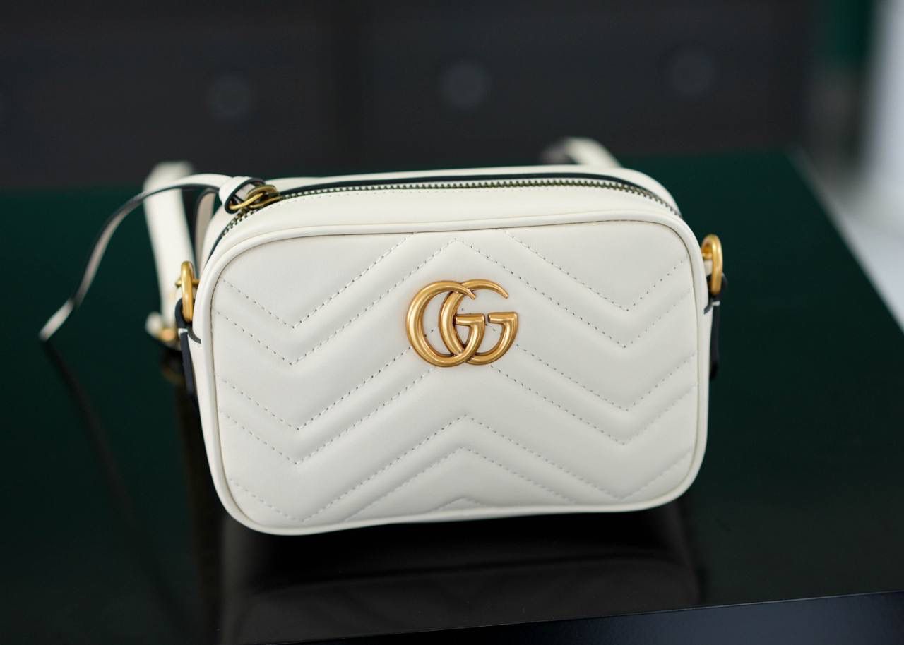 👜🔥Marmont系列绗缝迷你相机包 白色 18cm （原厂皮 全铜五金） 正品售价¥12.000 独家原厂皮发售 限量级别 白色真的好温柔 经典百搭不挑人 自重很轻 链条搭配皮革的肩带不怕溜肩 毫不夸张说 绝对是日常用出场率最高的包 官方款号 448065 尺寸迷你：18x12x6cm 小号：24x13x7cm