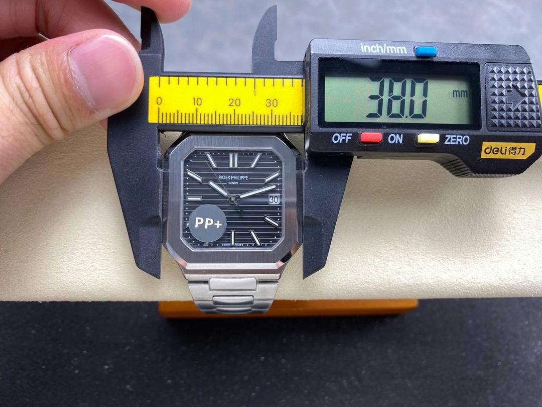 PP+ 百达翡丽 方形 新系列CUBITUS 5821腕表 亮点特色：1️⃣机芯:搭载定制9015改Cal.26-330 SC一体机，调时不停秒，调时不停秒，摆轮位置均与正品一致，自动上链机芯。2️⃣钢带:316L定制级人体工程学表带，新扣款式。3️⃣表壳:尺寸45毫米厚度仅8.3mm，为表壳对角线长度(即10点位至4点位),因为表壳近似于方形，上下边的宽度会小于这一数值，所以视觉效果并不是很大。 搭配上，5821属于运动风格腕表，日常搭配正装和休闲风格也可以。