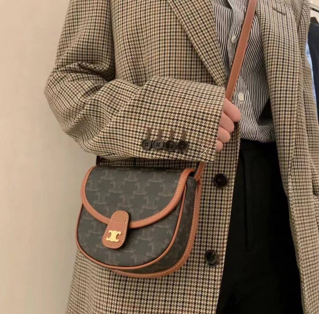 🔥大货实拍图 𝗖𝗘𝗟𝗜𝗡𝗘♥𝗧𝗥𝗜𝗢𝗠𝗣𝗛𝗘 𝗖𝗔𝗡𝗩𝗔𝗦 𝗕𝗘𝗦𝗔𝗖𝗘 嗨～复古老花yyds新草报道～圆滚滚的小马鞍很是讨喜🤩～ 型号：196702 尺寸：15*11*4cm 关于放手机这个问题，iphone 12 pro妥妥的放得下哦！还可以再放下卡包钥匙！话说现在姐妹们的手机大多都是捏在手上的吧😂所以更不成问题啦～