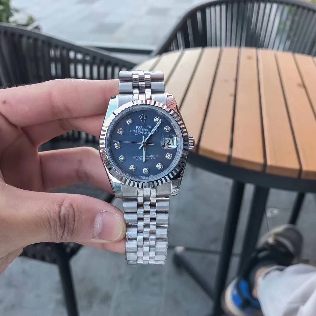 💎劳力士，Rolex系列日志腕表，采用全自动机械机芯，【表壳直径36mmX厚10mm与原装同步】有人钟情其精确，有人欣赏其典雅，有人喜爱其坚固，至尊名表劳力士（Rolex），品质精良，工艺精湛，糅合尊贵、典雅和独特气质于一身，位列世界手表业之翘楚，被称为“精确”的代名词，自家拍摄图片 演绎出奢华与精致的品牌精神