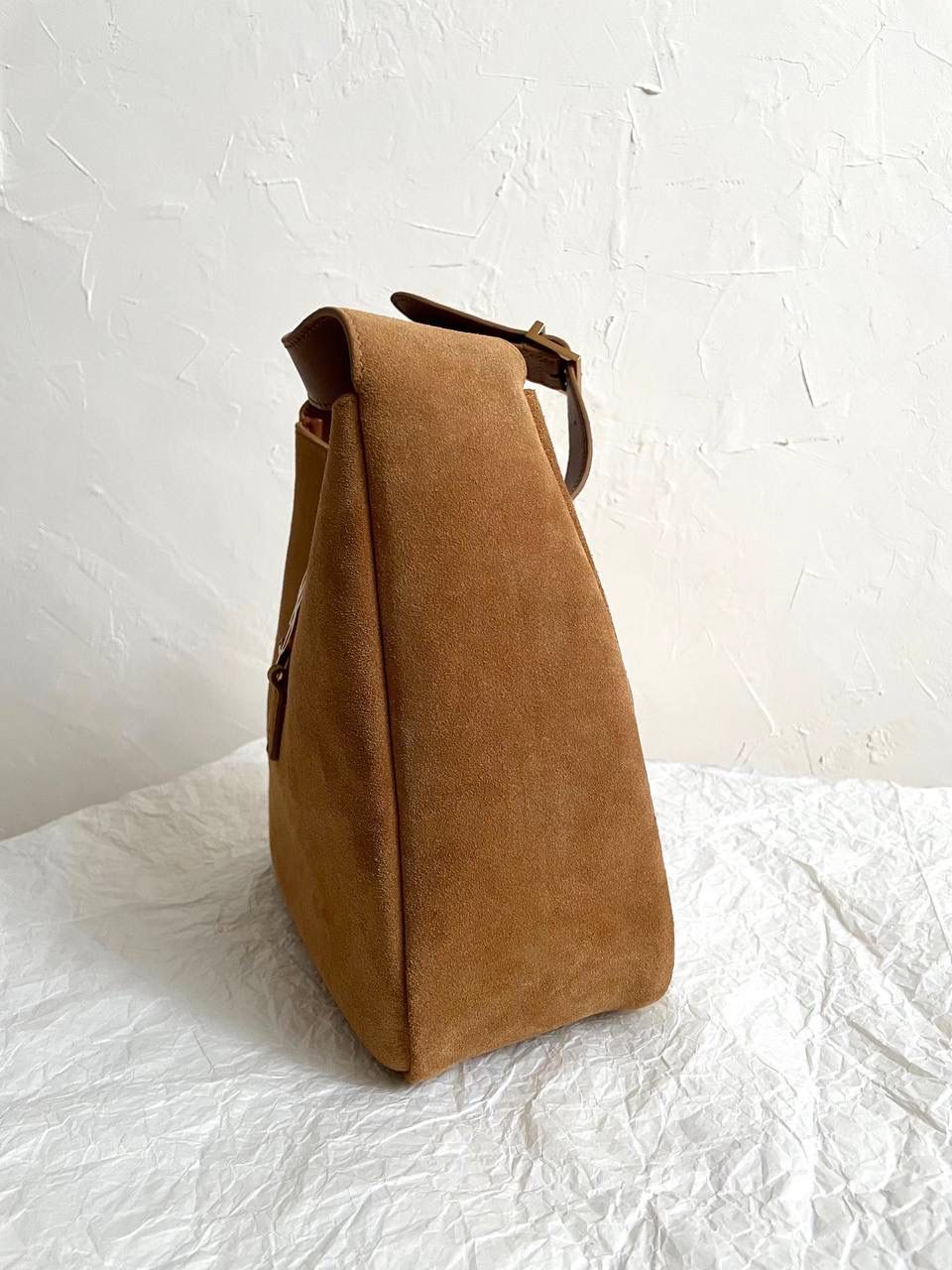 销量王🔥仅剩少量❗️ ys1 hobo bag腋下包 麂皮焦糖金🤎 我和你们说，这只包看着普普通通 但是上身是真的很好看！ 第一次看到他们家有这种慵懒的腋下包 双色反绒感牛皮➕胎牛皮内里 又轻容量又大，真的很～～好背 这只包的灵魂在于圆滚滚中又有型 市场很多做得太挺括硬朗，那种货打咩啊❌ ZP开发⚠️全套包装哦～ 23×22×8.5cm713938m