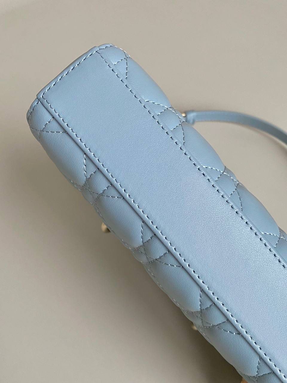 云雾蓝小号🩵🩵 𝗗𝗶𝗼𝗿 𝗗-𝗝𝗼𝘆 𝗯𝗮𝗴羊皮2023款，新色 时尚果然就是轮回，回归了一把中古戴妃 长方包形，短链条➕细长肩带直接封神！！ 复古时髦感超强，真是什么场合都可以把住 绝对是lady中的天花板了，强势出圈啦姐妹们😎 22.5×12×5.5cm