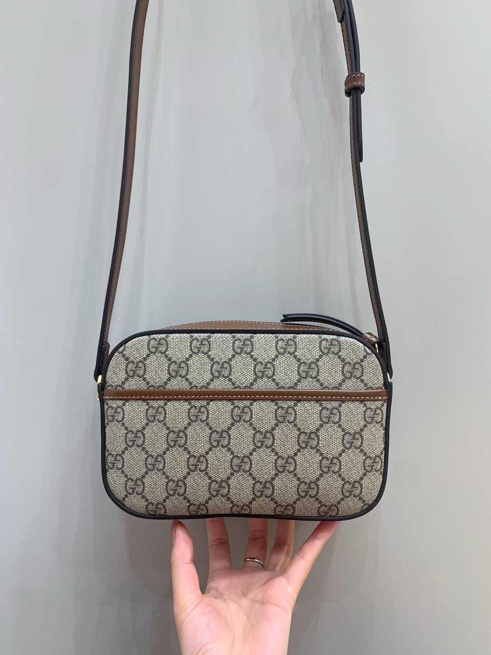 新背景实拍正品级 。Gucc1 horsebit 吐司包🍞 （顶级原皮) 啊啊啊啊啊！！超级无敌大爆款！ 这应该就是我心目中的白月光， 实物是那种看到不需要犹豫马上就会买的， 相机包很多款，目前为止这个是我心目中的to 马衔扣元素和这个面料一直是我最爱的搭配设计 只是没有想到做成相机包可以这么可爱有趣 简简单单的造型却如此耐看且有那么一点高级感 跟其他相机包完全不一样！！反正这个我一拿到我就很爱很爱很爱！🤩这个你们都可以入，必定会成为经典款！ 型号760196；尺寸20/13/6cm