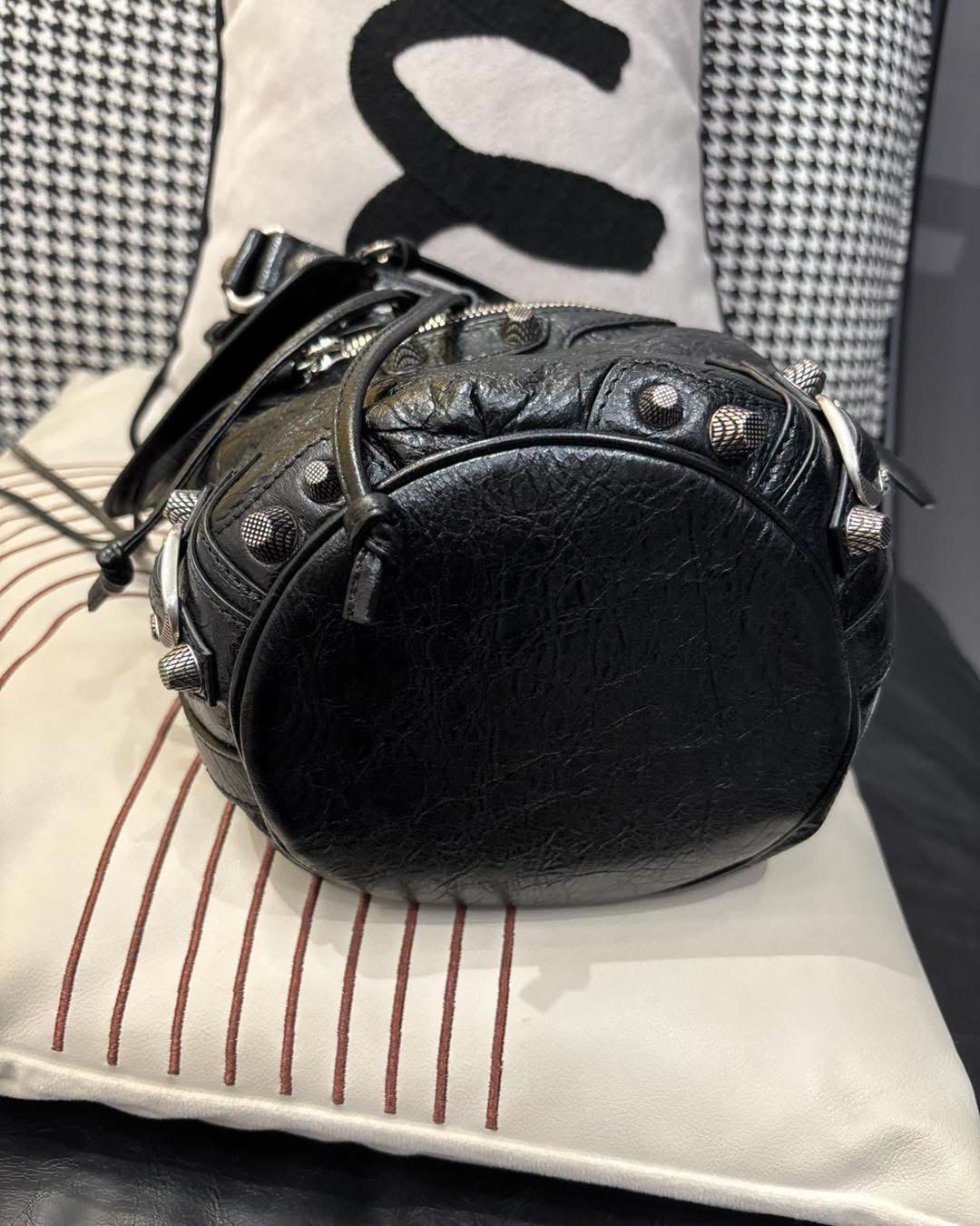 Balenciaga le cagole bucket bag Blac 100%Authentic ,98%new  ✅收據✅mirror ✅coins bag✅dust bag