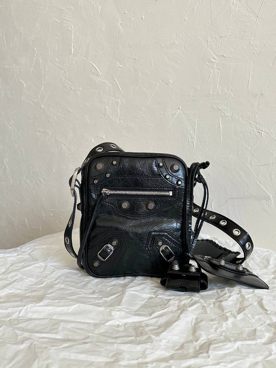 ba1enciaga Le cagole机车相机包💥 现在的男生打扮得越来越年轻时髦 这种时髦的男包简直像珍宝一样难得 他们家真的太懂现在的潮男潮女的需求了 版型是常规的相机邮差包，不会太over 但是！整个包都写着"机车"二字！ 低调的发着光，品味腔调的象征 咱家的油蜡皮爆裂感老客都知道的 纹路必须狠狠的"裂"开来 那种平滑的便宜的不对版皮请靠边～ ZP开发⚠️所有细节一致 21.5×17.5×5.5cm719065m