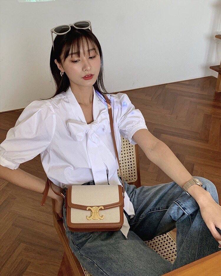 🔥大货实拍图 𝗖𝗘𝗟𝗜𝗡𝗘 ♥ 𝗧𝗥𝗜𝗢𝗠𝗣𝗛𝗘 𝗕𝗢𝗫 型号：191242 中号尺寸：22.5*16*7cm 小号尺寸：18.5*14*6cm 凯旋门自发行以来就一直火的一塌糊涂，最开始的老花到纯色到帆布，这只帆布真的太好看了，超级清新！