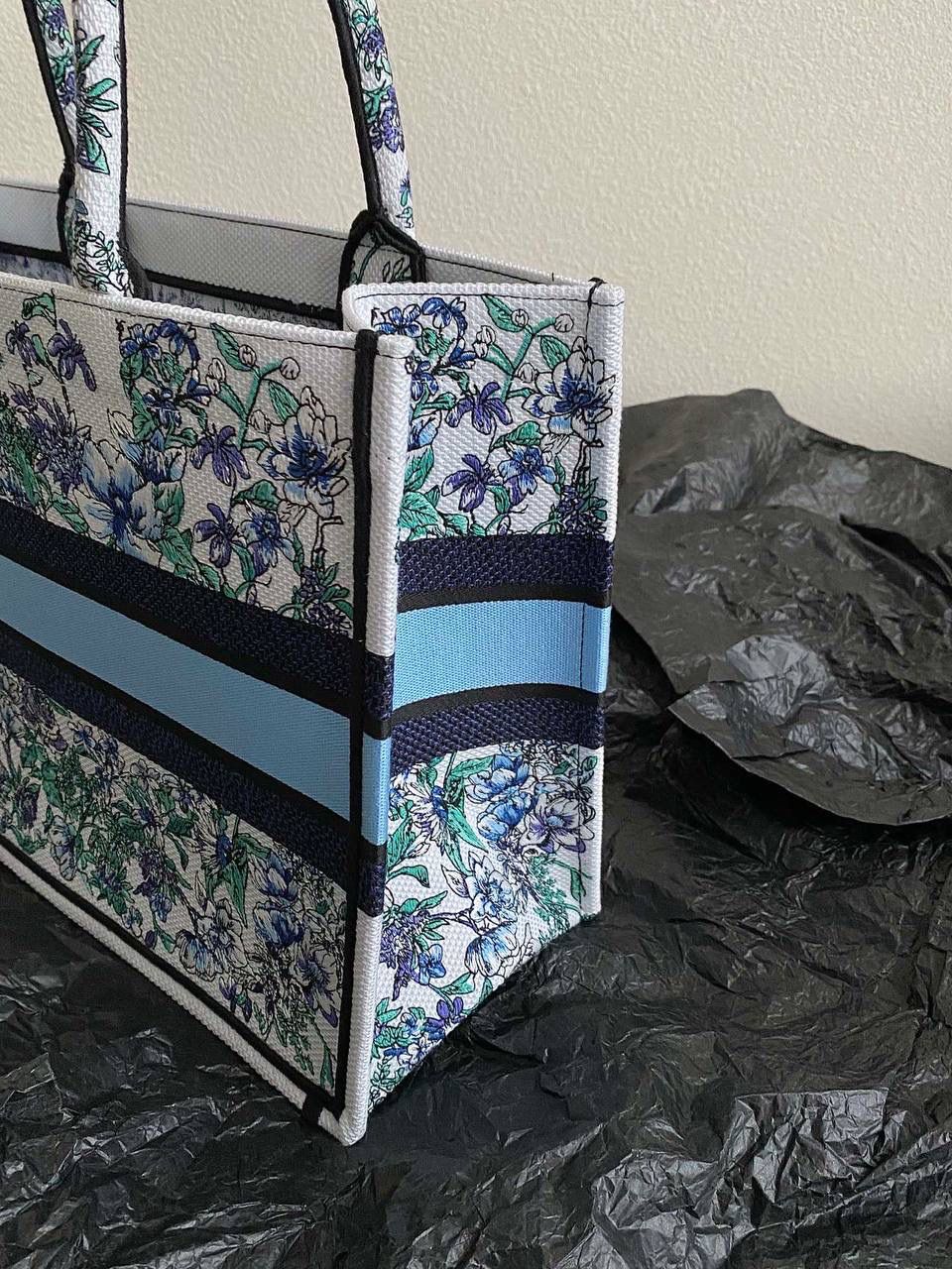 🈶蓝白花卉，中号 𝗖𝗗 𝗕𝗼𝗼𝗸 𝗧𝗼𝘁𝗲 23最新购物袋 白色底，蓝色与紫色映衬的花卉和绿叶 几分漫而梦幻的氛围气息，清新活力 给人一种愉悦，治愈，纯净美好的感觉🥰💕 温柔又自由的蓝，不急不躁的态度很微妙 拨动心弦的花卉世界，一定不要错过！😎 36×27×16cm