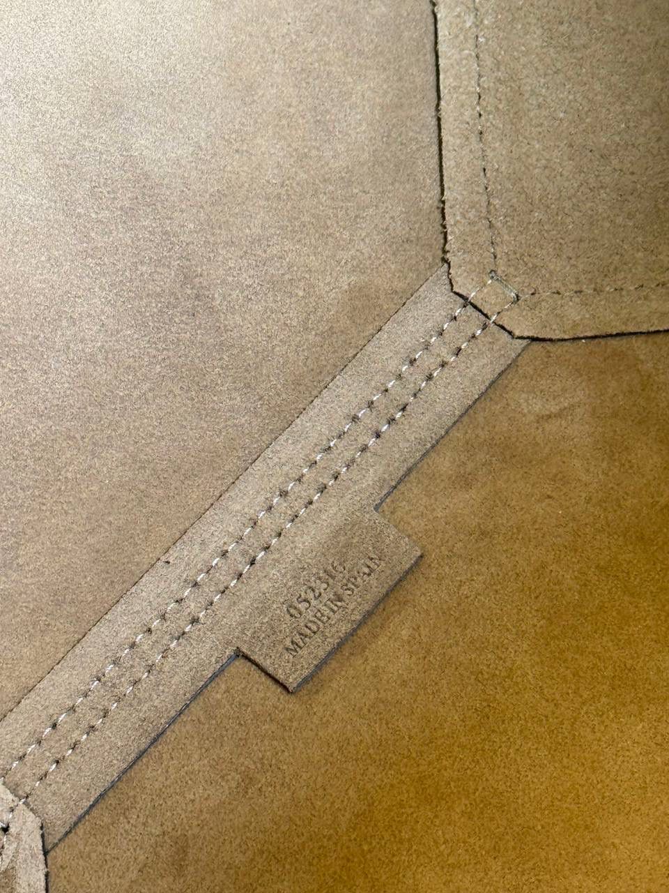 🎈*中号𝐏𝐮𝐳𝐳𝐥𝐞 𝐅𝐨𝐥𝐝折叠手袋👜*（香根草绿） ——全新【𝗡𝗘𝗪】升级‼️ 延续经典𝙋𝙪𝙯𝙯𝙡𝙚的标志性几何裁剪设计，新晋顶流🅰️𝙋𝙪𝙯𝙯𝙡𝙚 𝙁𝙤𝙡𝙚 𝙏𝙤𝙩𝙚以折纸包为灵感，升级成🉑完全折叠‼️的结构，立体与平面任意切换，出差旅行🧳必备单品。小牛皮材质轻且柔软，𝐌𝐢𝐧𝐢尺寸搭配一条可拆卸式肩带，手提，肩背，斜挎多样化背法✨ 尺寸：𝟐𝟓.𝟓-𝟏𝟒.𝟓-𝟑𝟏.𝟓𝐜𝐦 款号：052316