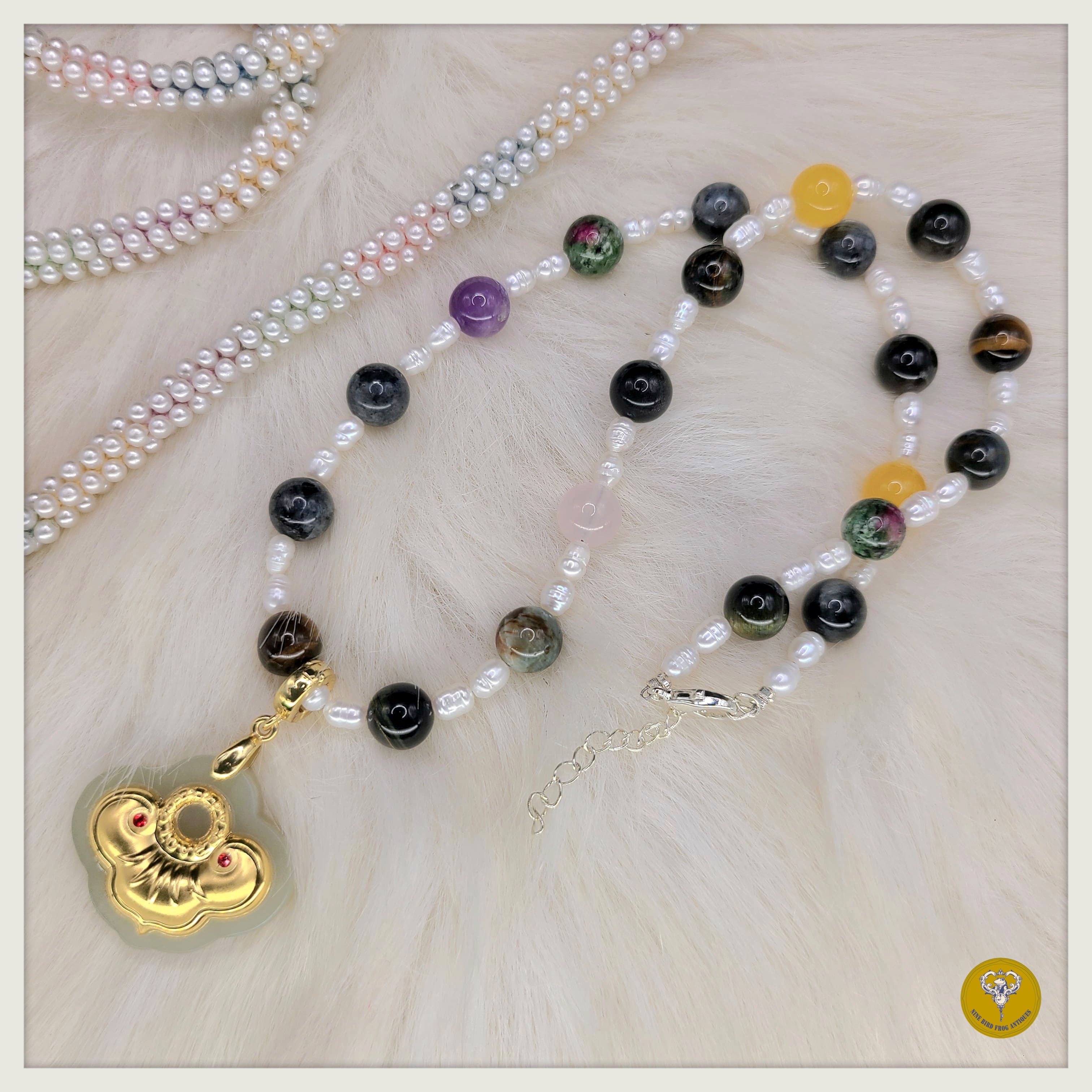 24k金鑲和田玉平安鎖吊嘴配多寶水晶珍珠頸鍊 或 翡翠珍珠頸鍊