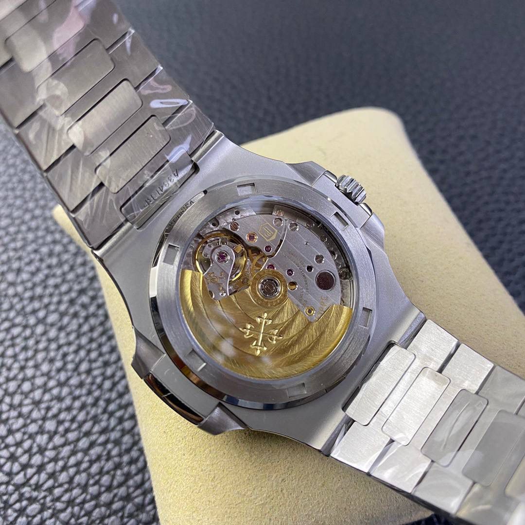 百达翡丽鹦鹉螺5711 橄榄绿盘镶T方钻 2021款🌟🌟 ✅ 核心配置：904钢表壳40×8.3mm，324SC机芯/45h动储/120m防水，时/分/秒/日期+夜光 ✅ 核心亮点：32颗梯形Wesselton T方钻（共3.6ct），贴合八角表环，珠宝级镶嵌 ✅ 核心质感：橄榄绿盘横向凸纹放射光，全表手工抛光，钢表带贴合舒适