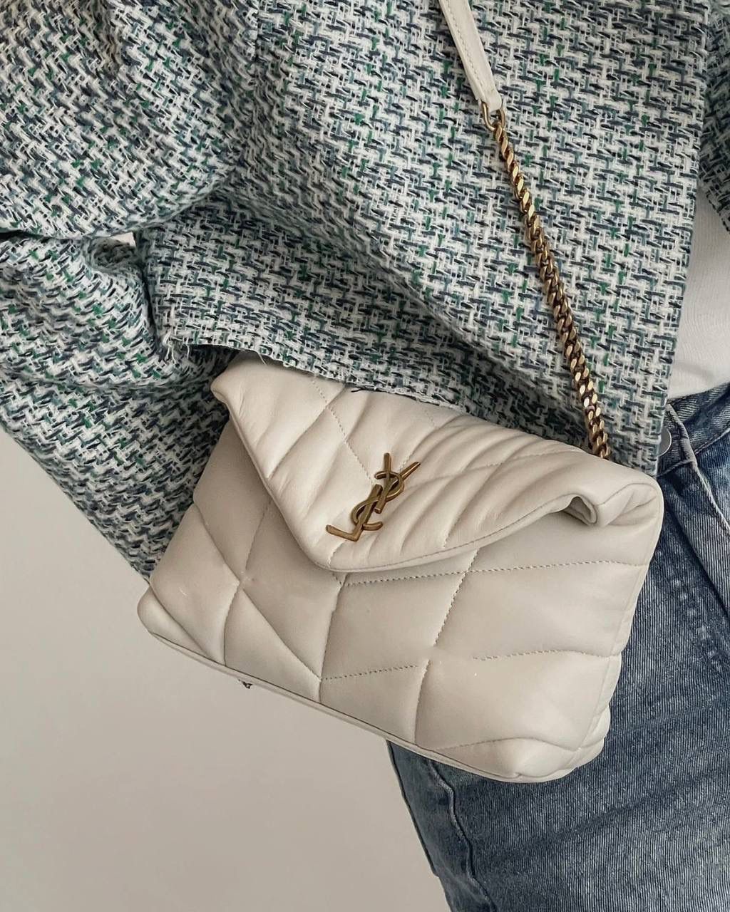ys1 loulou puffer绗缝羊皮包：小号白金🥚 每家每户都有出个软绵绵的云朵包 它能从中脱颖而出有它的道理 特别洋气千金风，上身是真好看！ 小羊皮手感也软乎乎的很舒服 自重轻容量大～ 通勤日常都no problem☺️ 29×17×11cm577476m