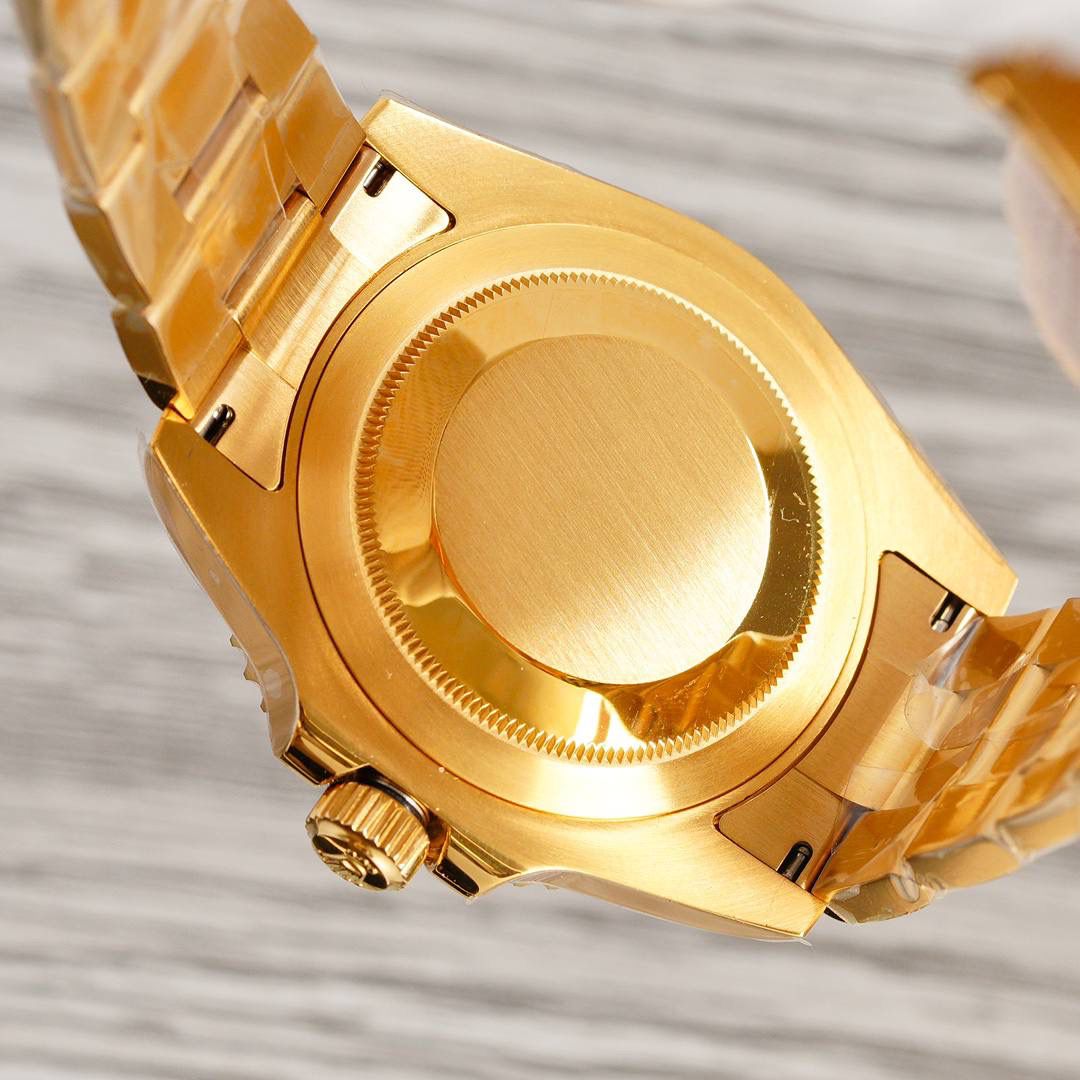 劳力士Rolex潜航者41MM 震撼发布！ 【技术优点】 1⃣️直径41MM新款水鬼【表圈】圈口一体成型（非蚀刻）蓝宝石夜光珠，铂金电镀刻度色泽均匀永不褪色，绿鬼翠绿透亮，黑鬼深邃如墨。超强夜光。🎮NH2 2⃣️ 【表镜】采用蓝宝石材质的抗刮损镜面，蓝膜日历晶体。 3⃣️ 【904L 精钢表壳】通过精心打磨和严格的质量把控，确保版型到位，拉丝和抛光能够比肩正品工艺 ，由内到外匠心打磨，表壳尺寸数据完美还原。🎮 4⃣️ 【一键弹扣】表带顺滑，同样904L精制而成，带粒和表扣细节均做倒角打磨，佩戴手感柔软舒适，操作不费力，表扣编号1LD。 5⃣️防水性能可与正品匹敌——旋入式外圈、底盖及上链表冠系统，接合中层表壳，极致展现蚝式钢表壳的防水性能！防水300M！