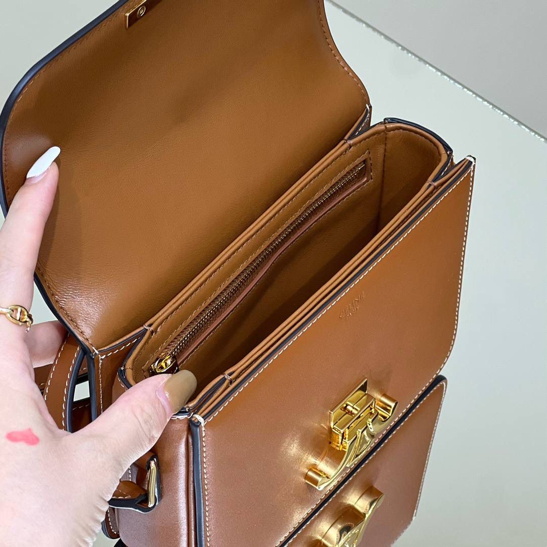 🔥大货实拍图 𝗖𝗘𝗟𝗜𝗡𝗘 ♥ 𝗧𝗘𝗘𝗡 𝗧𝗥𝗜𝗢𝗠𝗣𝗛𝗘 型号：188423 中号尺寸：22.5*16*7cm 小号尺寸：18.5*14*6cm