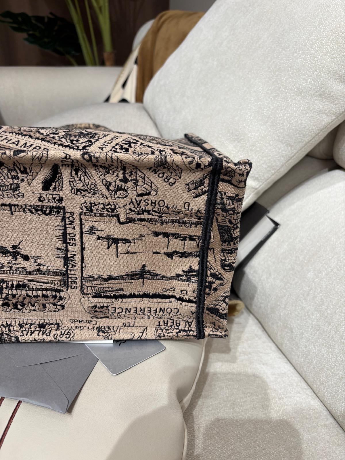 Dior Booktote Medium 100%Authentic, 98%New ✅Dust bag