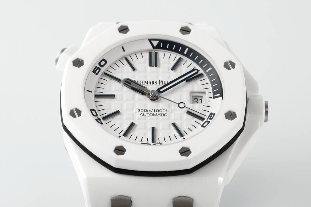 🚀全新开创陶瓷艺术，打造极致的黑白潜水运动风腕表 爱彼皇家橡树离岸型系列15707系列💯 【表壳】42MM黑白陶瓷高温高压烧制，拥有强劲有力的线条和时尚的颜色，令人耳目一新。陶瓷表面经过拉丝处理，使得外观更加的硬朗和华丽，并延续了皇家橡树离岸型一贯的防水性能，确保了潜水运动中的可靠性。潜水计时显示为表盘内的二层表圈，由10点位的把头来控制，3点位的把头控制上链及调校时间，两个都是旋入式结构。 【表盘】饰以品牌传统的“Méga Tapisserie”超大型格纹，并搭配夜光填充萤光指针，内旋式计时圈的12点钟至3点钟也同样饰以橙色和蓝色显示区。这让腕表既易读读时又显得更加时尚富有活力。 【机芯】ZF厂自产的Calibre 3120自动上链机芯，机芯直径为26.6毫米，厚度仅为4.26毫米。机芯共有280个零件，能够保证足够的动力储备。 【表带】表带选择贴合手腕的橡胶材质，搭配钛合金针扣，佩戴时手腕倍感轻盈，没有负担感，便于手腕灵活运动。