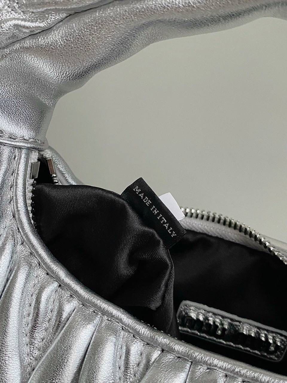 🈶银色小号 𝗠𝗶𝘂𝗠𝗶𝘂 𝗪𝗮𝗻𝗱𝗲𝗿 𝗛𝗼𝗯𝗼褶皱腋下 火爆全网都不用多说，人手一只的程度 我们用的是进口小羊皮！非国产皮料 肉眼可见的细腻，软软糯糯触感非常好！ 他家经典独特的褶皱工艺，是要有一定厚度 底料太薄了都做不出它的饱满和弹性 更不是市场通货干瘪瘪的褶皱，实在太假 我们新合作的老师傅在这细节上扣的很认真 一缕一折都有zp的神韵，且做到对版！！ 追求高品质的来 小号：17×20×6cm，#F0013m 中号：18x25x7cm