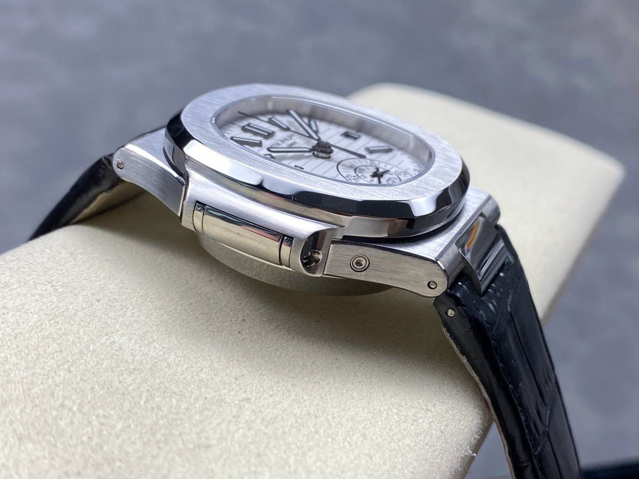 V2版真功能🌐真小秒！3K工厂 百达翡丽鹦鹉螺5980/1A-014多功能计时腕表V2版本，真小秒、真功能！【表壳】腕表尺寸40.5毫米，同正品一致的枕型表壳采用正面拉丝，侧面抛光的两种工艺组合，层次感分明，质感十足。尽显精湛工艺。【表带】采用原装表带一比一量身打造，每节表带的中央抛光部位，都能呈现钻石的形状，尽显高级质感。【机芯】3K厂采用定制版PP.CH28-520机芯，完美还原正品，时分秒，日期，和计时大秒功能。3K匠心之作，欢迎各位表友品鉴🌐