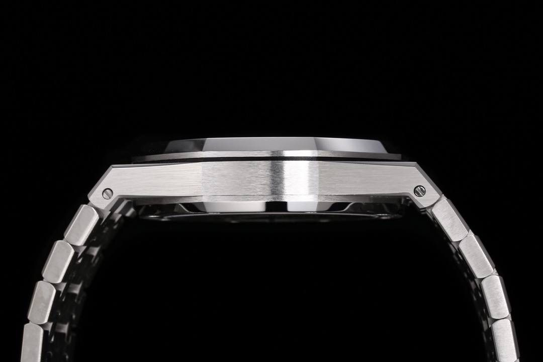 最新发布、爱彼陀飞轮蒂芙尼（蓝色）表盘。接受预定😍‼️ 独家订制Cal.2924机芯，动力储存68小时 爱彼依旧保留的八角形表圈、标志性的六角形螺丝以及经典表带，皇家橡树系列超薄陀飞轮腕表在经典的“Tapsisserie”格纹上进行再度创新，形成了新的格纹“Tapisserie Evolutive”。熟悉又陌生的表盘格纹装饰带来全新观感，成为这款腕表的点睛之笔。表壳直径为41毫米，厚度为11.2毫米，卓越不凡的陀飞轮，因此也得到广大表友的喜爱和关注。