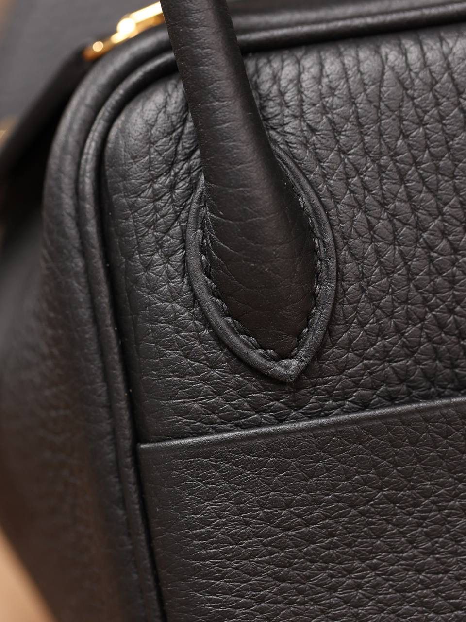 Hermes 爱马仕 Lindy Mini 19cm 黑色金扣👜✨ Lindy 独家渠道货 独家欧洲原厂皮原厂五金组装的ZP尾单货 尺寸：19*12.5*9cm Lindy是采用原厂的正品TC皮，什么是TC皮？ 爱马仕专用的clemence,简称tc皮，是Hermes最受欢迎的皮革之一，颜色会比Togo少一些，但是纹路比Togo细腻，含油更高，更软，因此稍稍有些下垂感的特点。