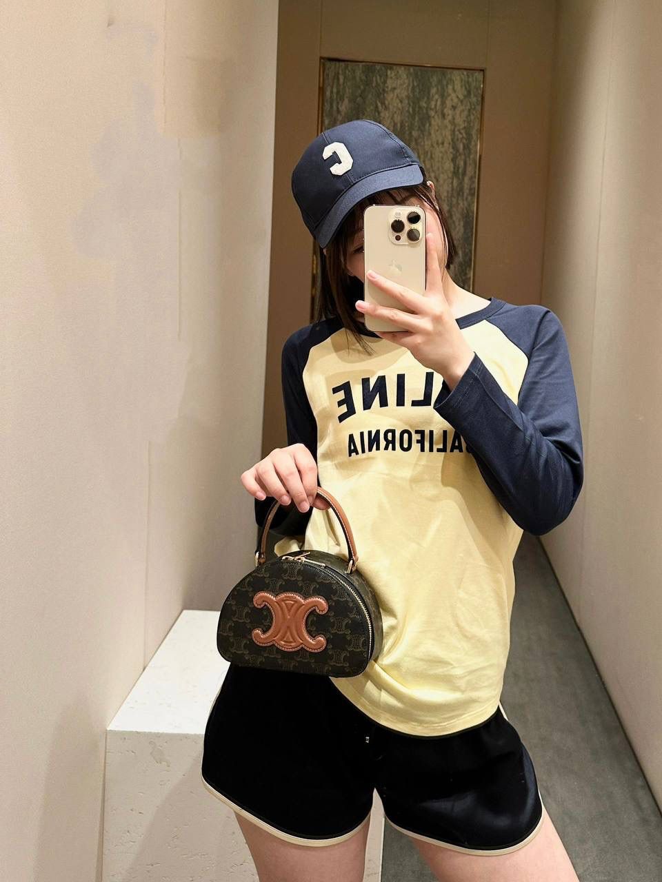 🔥大货实拍图 𝗖𝗘𝗟𝗜𝗡𝗘 ♥️ 𝗧𝗥𝗜𝗢𝗠𝗣𝗛𝗘浮雕半月包 型号：10K642 尺寸：18*12.5*6cm 𝑪𝒆𝒍𝒊𝒏𝒆𝟐𝟑𝑭𝑾最新爆款老花半月包🌙手提盒子，复古与现代的完美融合～每一个细节都尽显精致，从小巧迷你的包身到老花凯旋门的经典面料，都散发出无法抗拒的魅力🤎