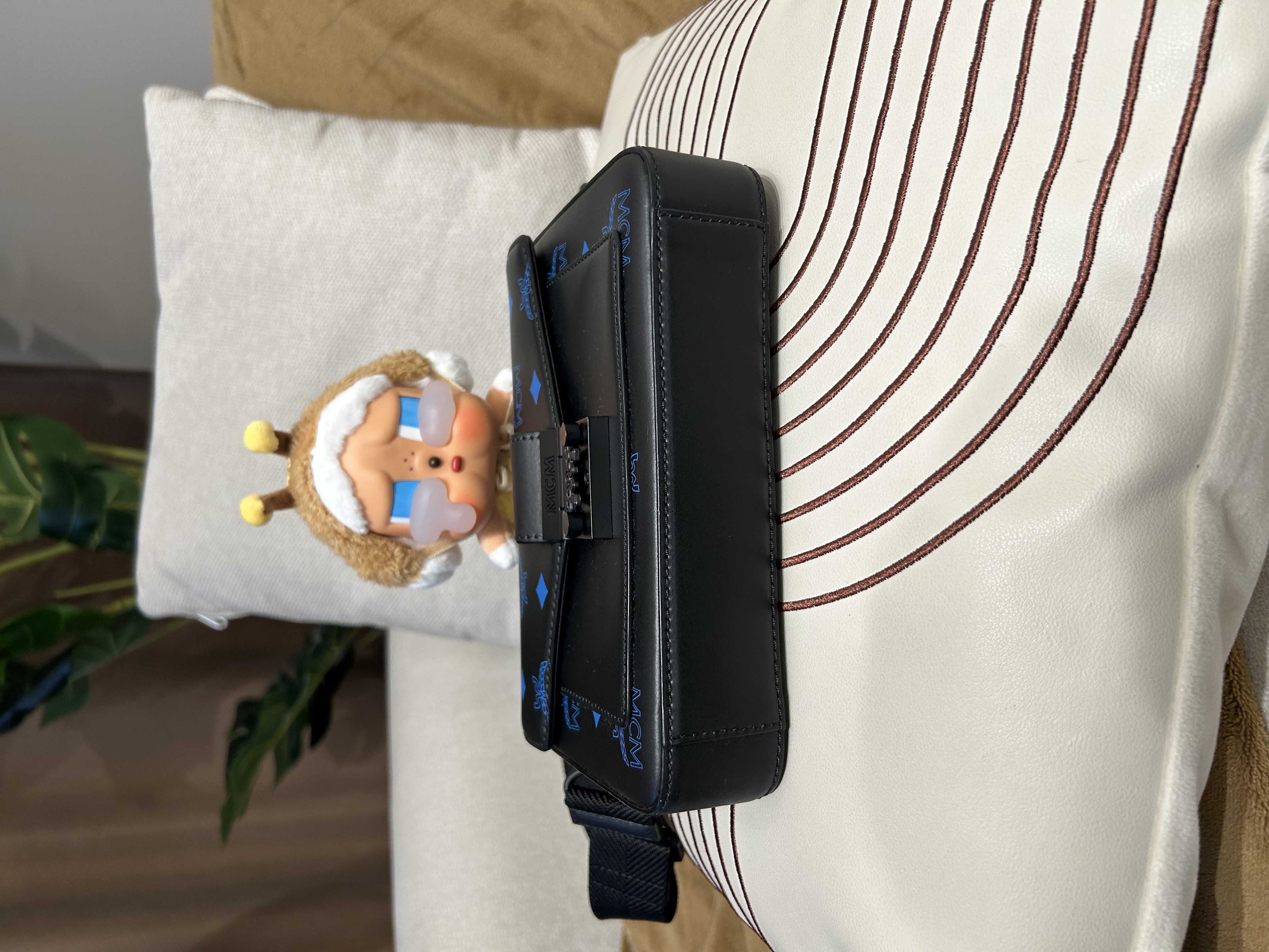 MCM crossbody bag 牛皮100%Authentic ,98%new ✅card booklet ✅Dust bag