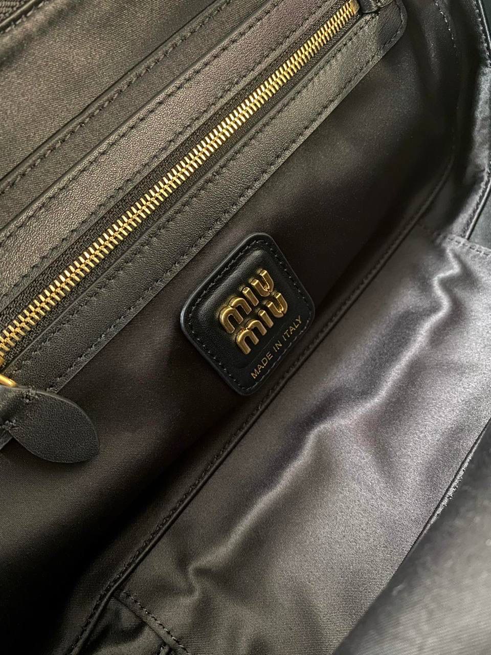 🈶漆皮黑 𝗠𝗶𝘂𝗠𝗶𝘂保龄球| 新面料来啦 漆皮色泽光亮自然饱满～ 皮面透着的皱纹仿佛湖面上的水波纹 无论是视觉还是手感，质感都很绝！ 27×12×8cm，#F0011m