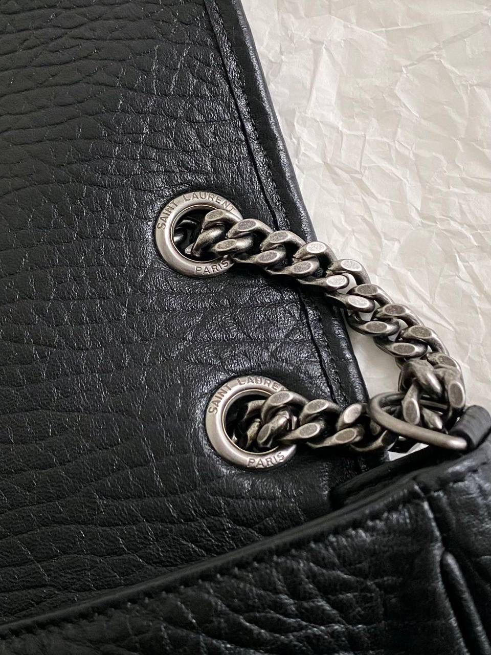 ys1 niki羊皮粒面款 大号黑银🖤🌪️柔软的新皮料来袭～被宋佳一背，直接一整个火到不行 作为他们家的must have之一 我们找到了专门做了10余年ys1的老师傅来做 按他的话说，闭着眼睛都能做出来 原厂皮，全钢五金，半金半银的烫金logo 这个包真的做得非常非常好！ 我们也和zp一样同步更新了两个"D扣"小耳朵 听我一句，niki种草了就一定要买 几乎每个买了niki的姐妹都会后悔买晚了！早买早享受咯～ 大号：32×23×9cm803777m💰 中号：28×20×8.5cm633178m💰 小号：21×16×7.5cm633179m💰 mini：18×12.5×5cm828736m💰