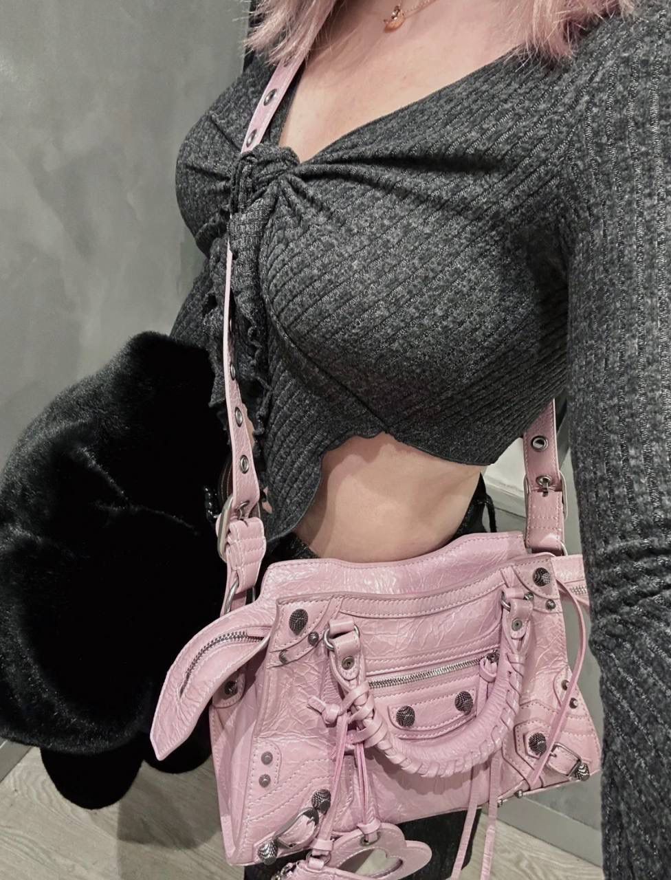 销量王🔥 Neo classic 机车包xs 首先声明，我爱一切机车元素 无论是le cagole还是这只neo 喜欢大容量的姐妹冲这只 油蜡皮的不规则摔纹配上大量的五金配件 还有流苏拉牌➕爱心镜子➕零钱包挂件 极繁的魅力由此而来～ 辣妹酷妹冲冲！ 26×17.8×11.4cm700940m