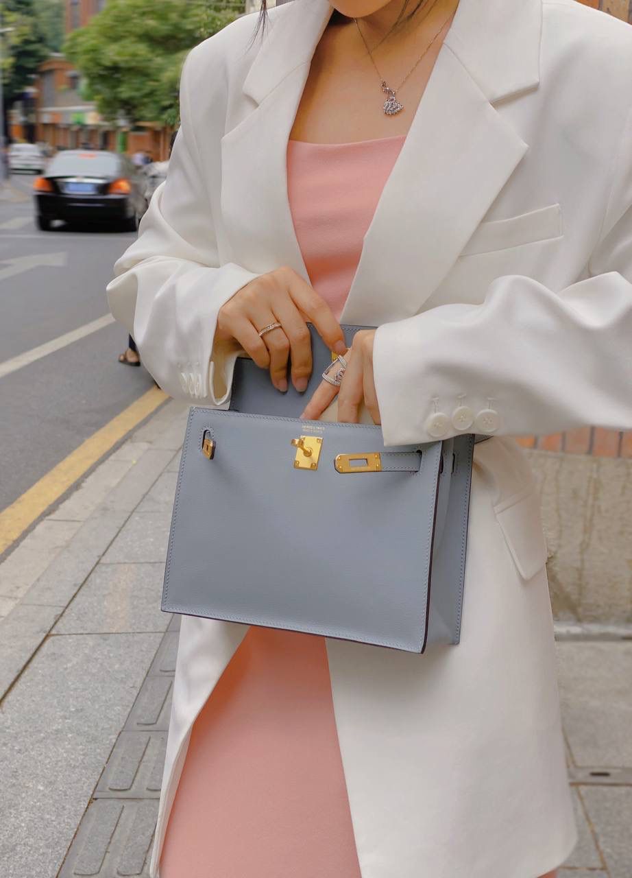 『亚麻蓝·金』 ‘’Kᴇʟʟʏ ᴅᴀɴsᴇ • Evercolor 🎀 时尚圈就是一个圆！ 最厉害的就是六种背法： 斜背、侧背、肩背、腰包、背包、手包 集美们一定要安排起来‼️ 22Cm