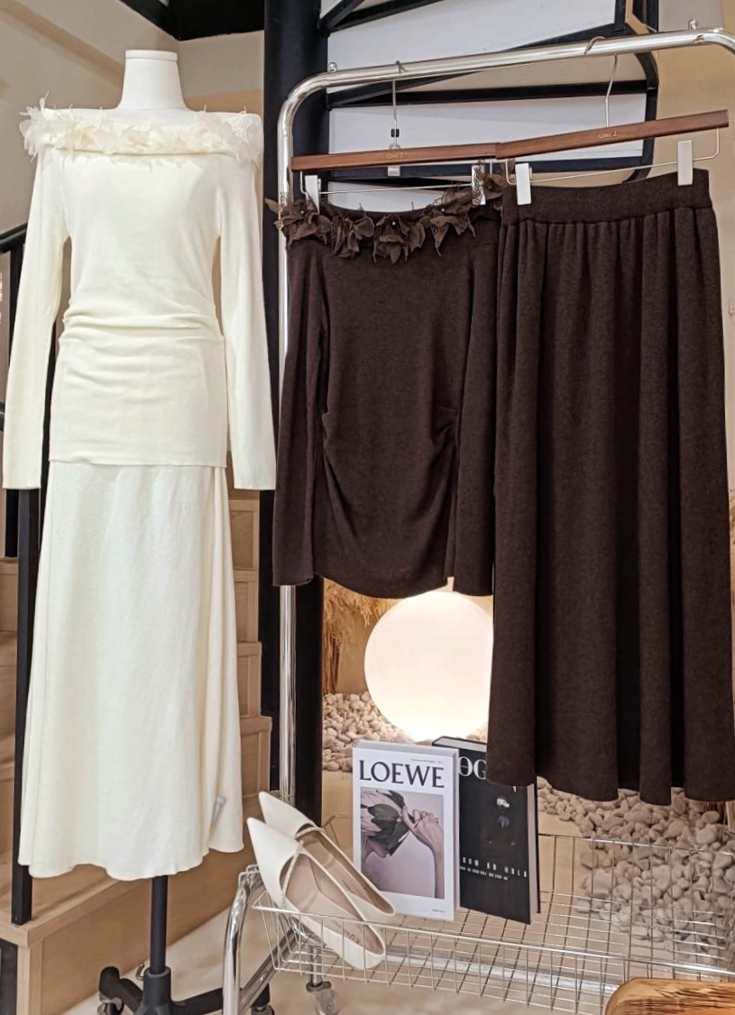 立体花上衣+弹力半长裙