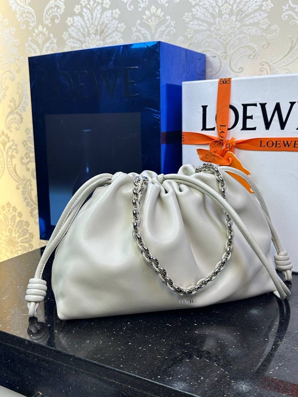 🎈中号链条款𝙁𝙡𝙖𝙢𝙚𝙣𝙘𝙤 𝙋𝙪𝙧𝙨𝙚羊皮 ——【海盐白】 尺寸：𝟯𝟬-𝟭𝟬.𝟓-𝟮𝟬𝐜𝐦 编码：012403 👉🏻延续福袋收缩绳褶皱设计，羊皮包身手感细腻柔软❤️ 👉🏻链条肩带➕皮肩带的双肩带设计，时尚百搭，给足了集美们多样化的选择。肩带可拆卸可调节，磁扣开合，正面烫金𝙇𝙤𝙜𝙤，呈现出高贵典雅的视觉感😍 👉🏻独家背景➕独家品质➕独家全套砖柜礼盒套装，市场高端品质皆在我手✌🏻