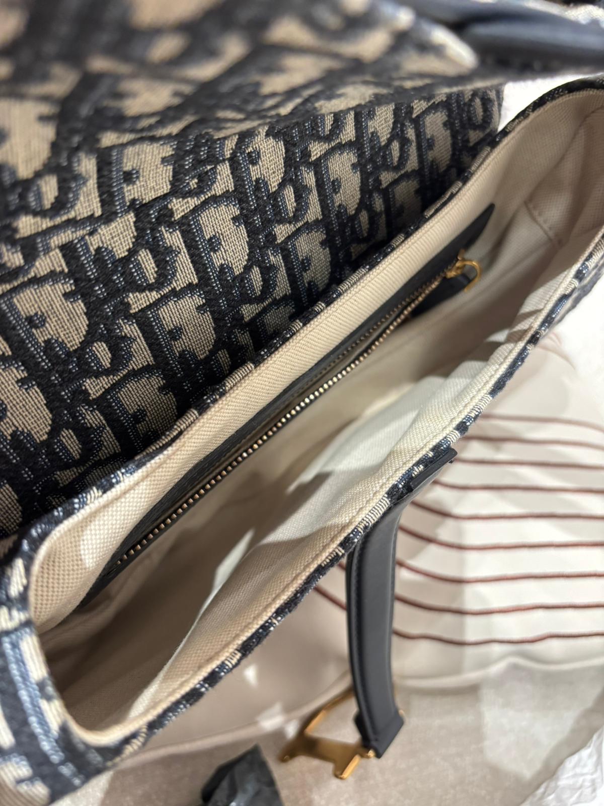 Dior Saddle Medium Hogo Bag 100%Authentic, 98%New ✅ certificate ✅Dust bag ✅Box