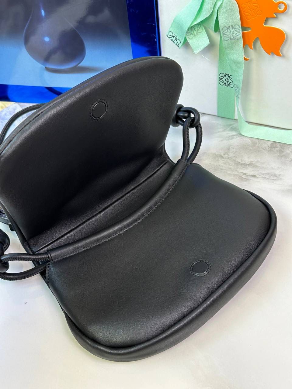 全新*𝙋𝙖𝙨𝙚𝙤 𝙨𝙖𝙩𝙘𝙝𝙚𝙡 手袋🛍️【黑色】 —— 朕品1w7➕😘 （字母链条需另外购买） 尺寸:𝟐𝟓-𝟏𝟕-𝟖𝐜𝐦 编码:062318 ✅做工精致，廓形简洁优雅，独特、柔软的褶襇结构，超轻盈构造，纳帕软牛皮革（里外全皮），顶部饰有flamenco螺旋绳结。 ✅配置双肩带，短手柄肩带可做腋下包不可拆卸，长肩带可肩背可斜挎可拆卸调节，磁扣开合设计，多种背法随心所欲❤