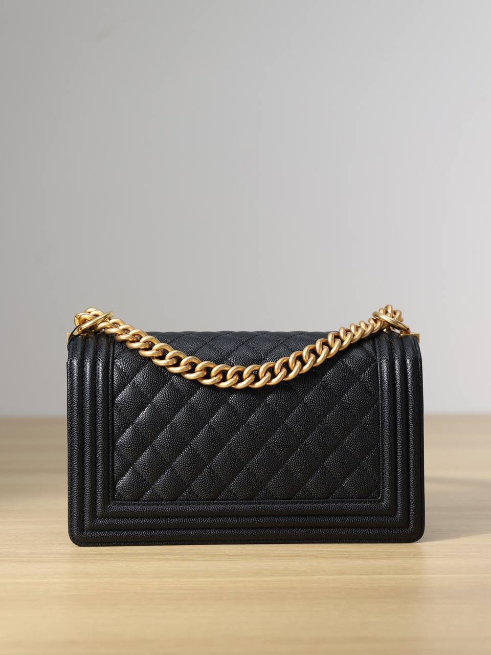 Le boy 25cm金扣现货 💞👜独家渠道货已上新 独家高清实拍图 全网独家首发 原厂皮正品皮这些都不用多说了 肩带是纯钢做旧五金 非常的复古 尺寸：15 x 25 x 9cm（大号） 12 x 20 x 8cm（小号）