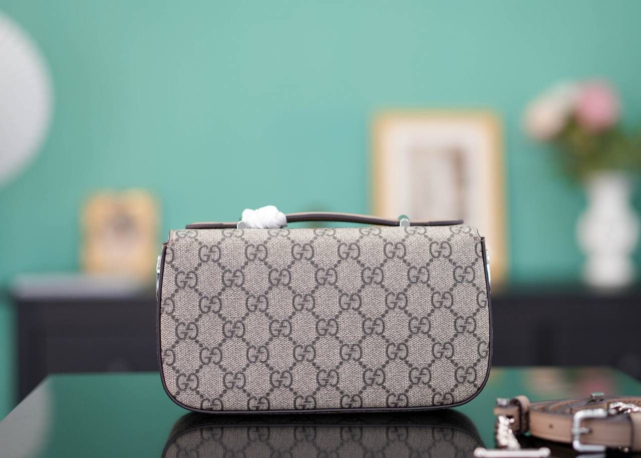 🥯Petite GG系列迷你肩背包 21cm 正品售价,500 GG全新推出的长形包包，轻快又好背 包身硬挺，简单利落很大方~ 官方款号 739722 尺寸：21x10x5cm