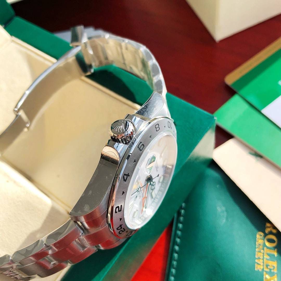 新款硬货！劳探险家来啦！戴出去撞款率极低的一款劳力士！烂大街的不要！绿水鬼都没有你帅气！将昨天的自己甩在昨天，今天，你好！表盘直径为42mm，带有小窗凸透放大日历十分方便读取。优越的质感佩戴更舒适。劳力士之所以被称为“一劳永逸”，除了抗造和惊人的保值率，还有业界领先的走时精准度，我们给这个探险家装载了瑞士原装ETA-2836机芯，瑞士机的口碑大家都知道，精准稳定性没得说！终身保固！劳力士经典的外观和精湛的工艺深受市场追捧，感觉非常低调沉稳，像个不爱张扬、不喜炫富，但仔细端详细节，有一种年轻的张扬和朝气！