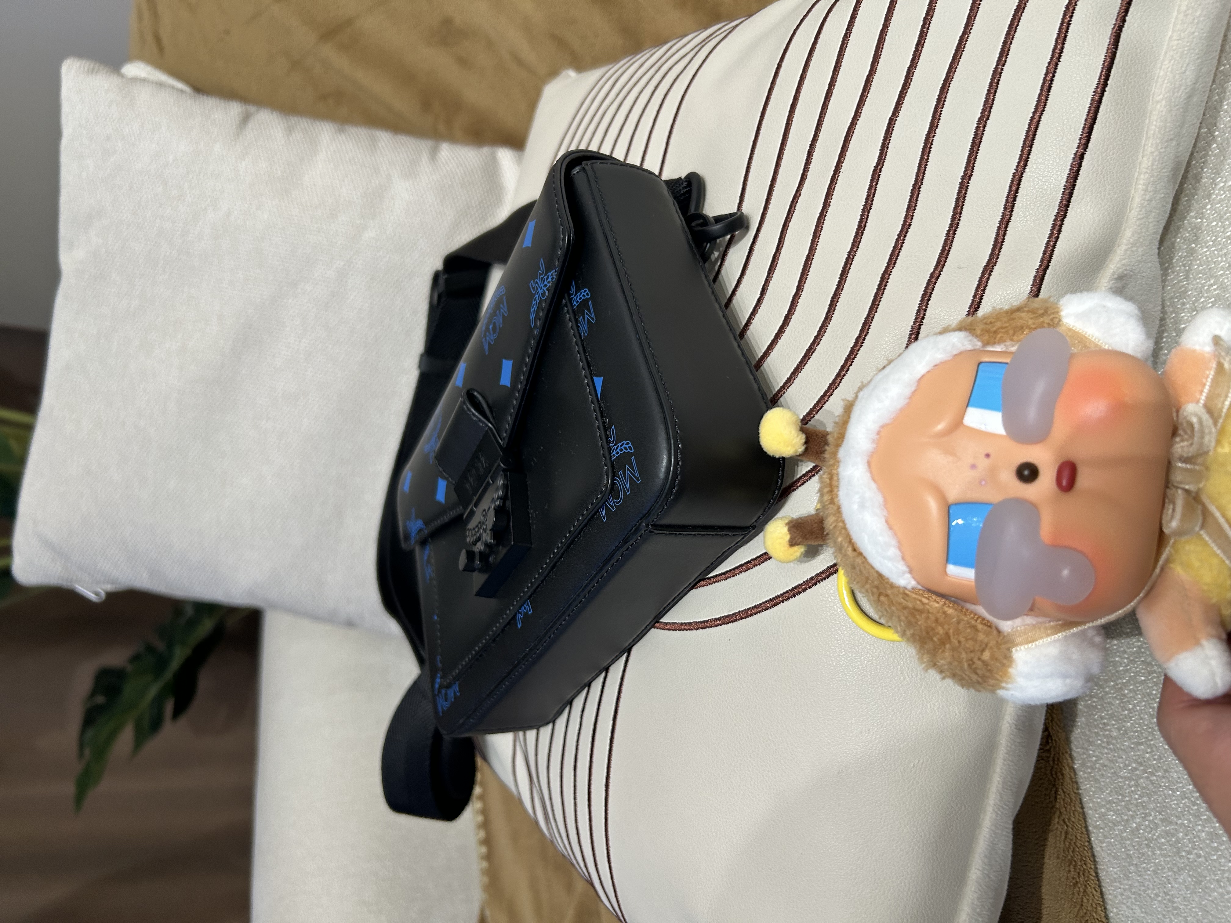 MCM crossbody bag 牛皮100%Authentic ,98%new ✅card booklet ✅Dust bag