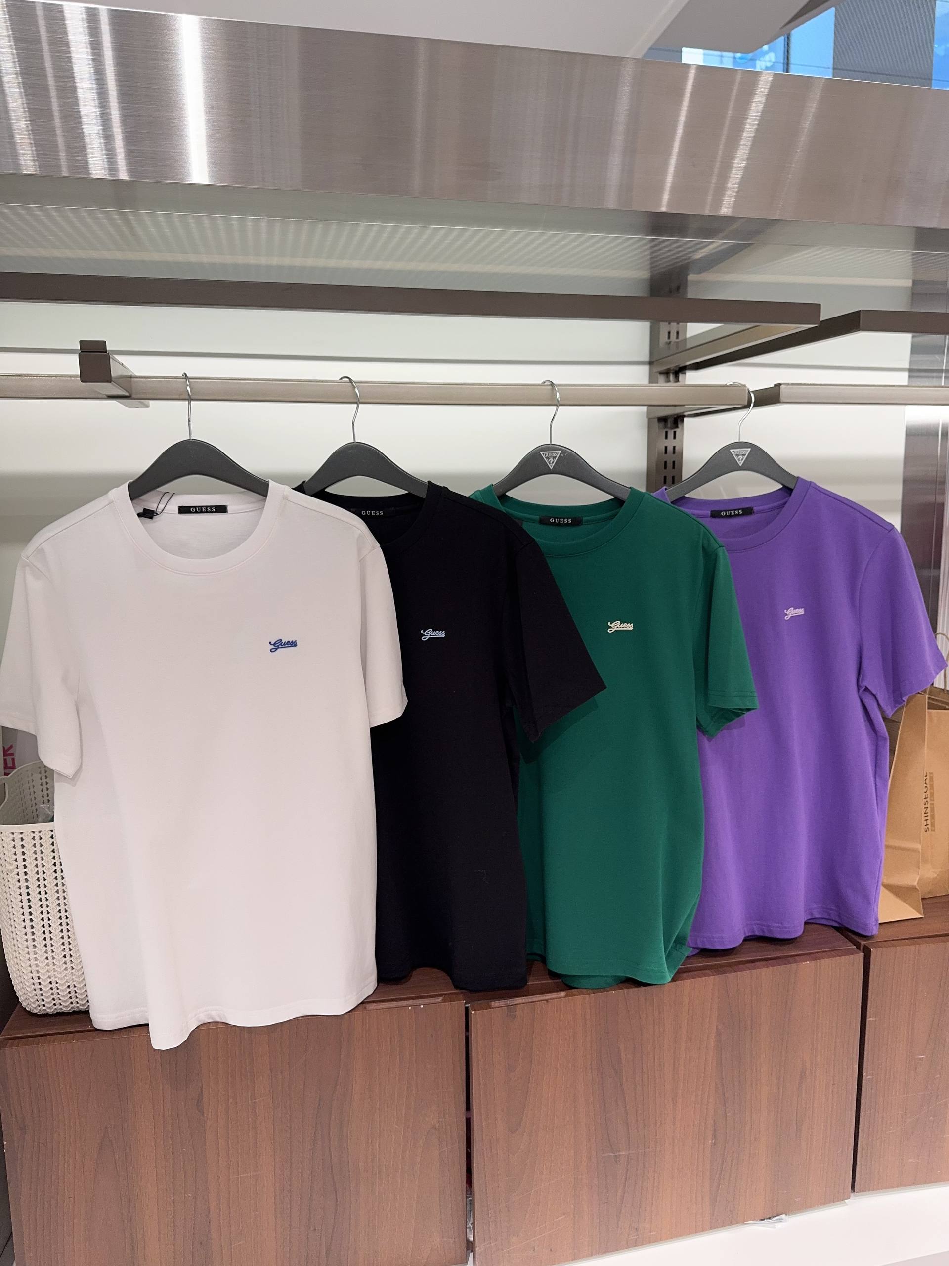 🇰🇷Guess 男款上衣✨