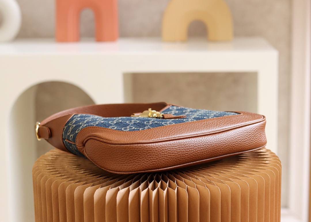 𝙅𝙖𝙘𝙠𝙞𝙚 1961复古牛仔系列 原厂皮#636706# ☞尺寸：28*19*4.5cm 在1961年首次推出1961系列，本季重回时尚前沿，满身自带复古气息，再次使用复古牛仔面料创造出新世纪的复古潮流设计，这一季的设计师简直开挂了，看遍了五花八门的时尚设计，回归了复古的本质，竟然让人眼前一亮，这一季的复古牛仔设计，简直就是来抢钱的，爱了爱了，这复古棕色系列搭配牛仔系列！🔥🔥