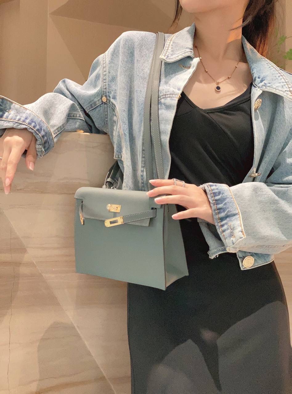 『杏仁绿·金』 ‘’Kᴇʟʟʏ ᴅᴀɴsᴇ • Evercolor 🎀 时尚圈就是一个圆！ 最厉害的就是六种背法： 斜背、侧背、肩背、腰包、背包、手包 集美们一定要安排起来‼️ 22Cm