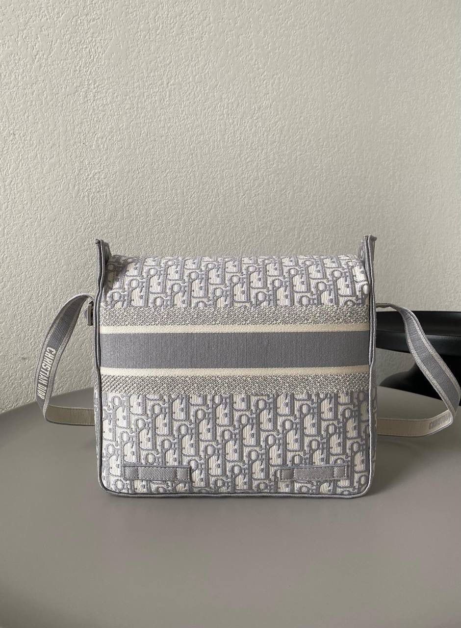 🈶岩石灰大号 𝗗𝗜𝗢𝗥 𝗢𝗯𝗹𝗶𝗾𝘂𝗲经典邮差包 呼声需求最高！这颜值众人一眼必入手，太好看了呀❕设计师真的太厉害，全新灰色系列已经俘虏了忠粉的火热反响！一见钟情一点也不夸张，超级爱～ size：27×28×11cm #M928m