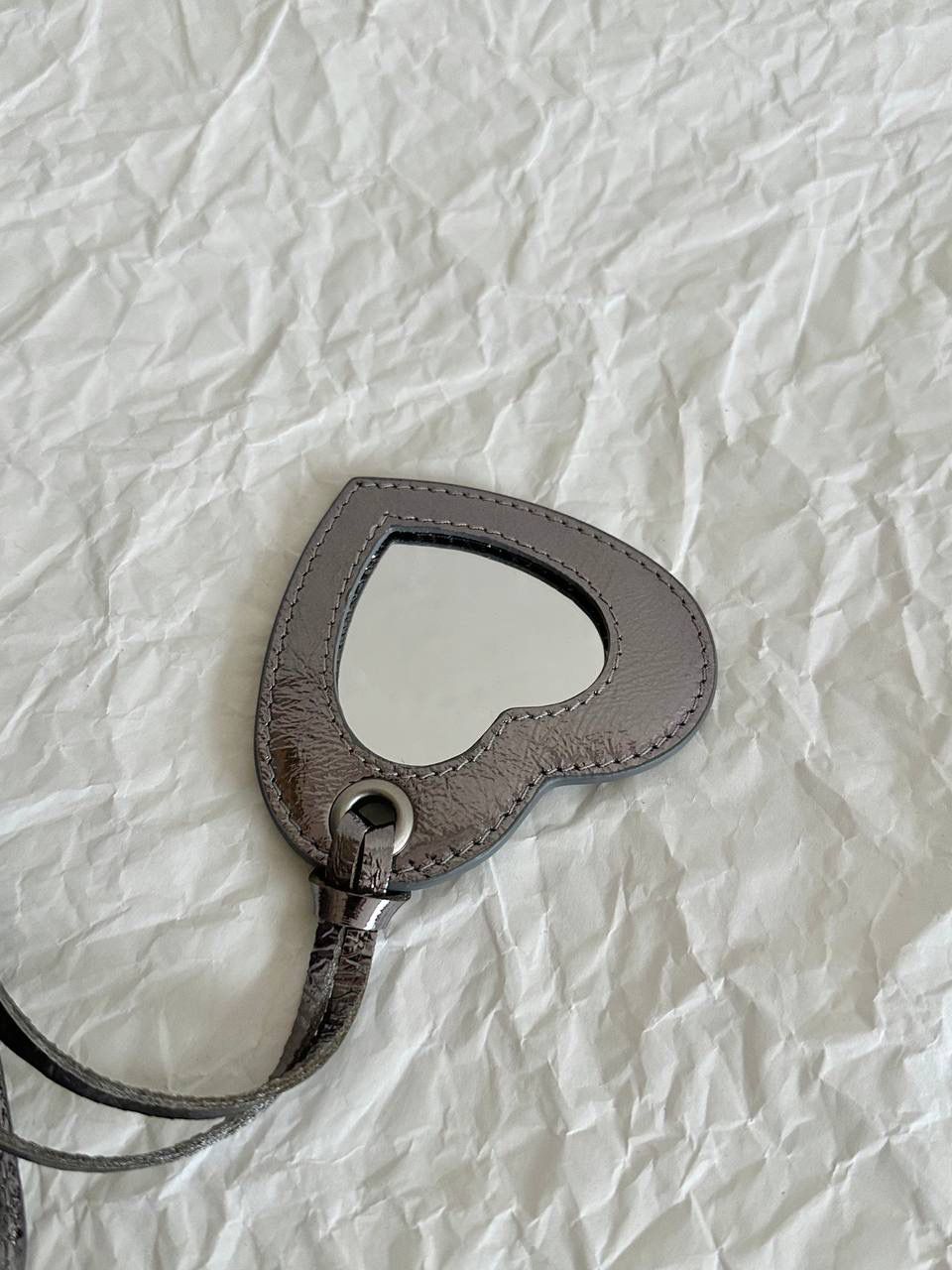 ba1enciaga Neo classic 机车包xs 古银扣🌪️ 首先声明，我爱一切机车元素 无论是le cagole还是这只neo 喜欢大容量的姐妹冲这只 油蜡皮的不规则摔纹配上大量的五金配件 还有流苏拉牌➕爱心镜子➕零钱包挂件 极繁的魅力由此而来～ 辣妹酷妹冲冲！ 26×17.8×11.4cm700940m