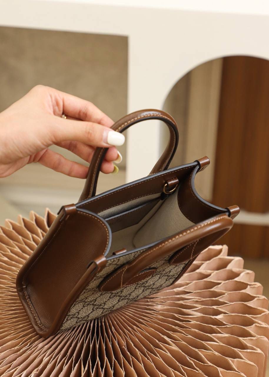 𝐓𝐨𝐭𝐞 𝐌𝐢𝐧𝐢 #671623#原厂皮☜ YY#550 ▪️尺寸：16*20*7cm▪️ 给大家推荐这个小可爱， 𝙏𝙤𝙩𝙚的造型已经成为复古风里最常见的味道， 而这款𝐓𝐨𝐭𝐞 𝐌𝐢𝐧𝐢真的巨巨巨好看， 强势复古风实力回归， 超赞的高容纳量，看似小巧而精致， 日常出街的高颜值单品，说是百搭王真的不夸张！ 🉑️调节的肩带设计， 手拧，肩背，斜挎都非常🉑️ 怎么美怎么来‼️